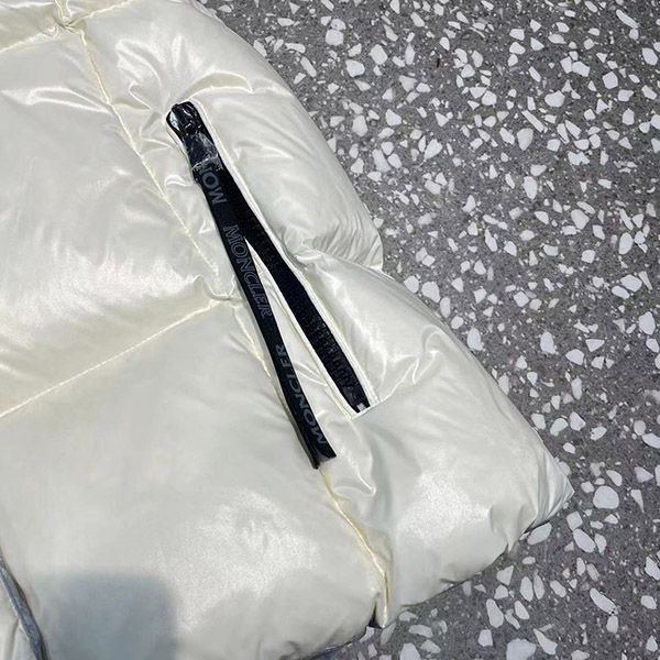 大人気！モンクレール フード付きダウンベスト mou03337